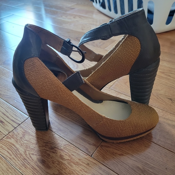 Shoes - Picture 2 of 4